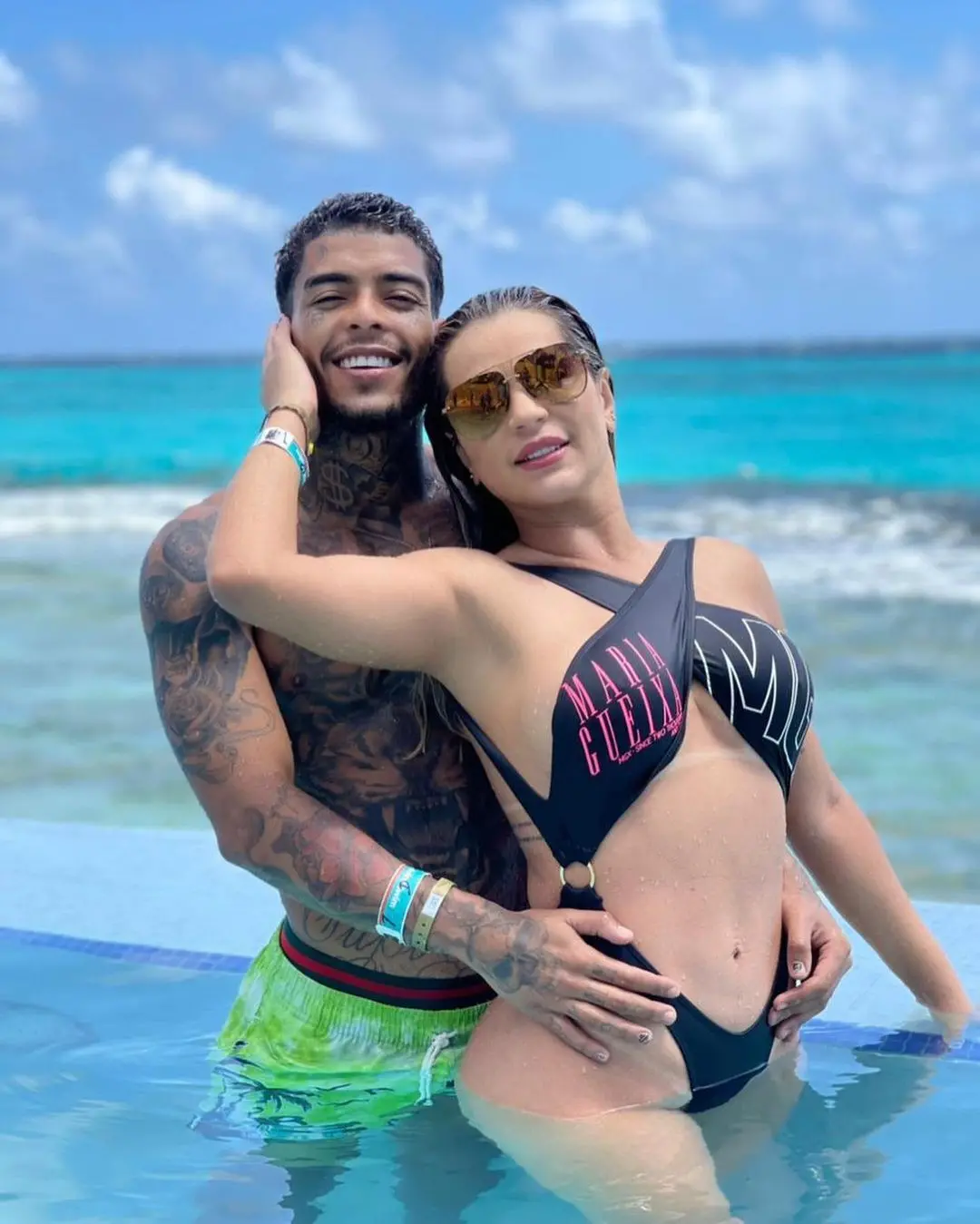 MC Kevin e Deolane Bezerra em imagem feita no México