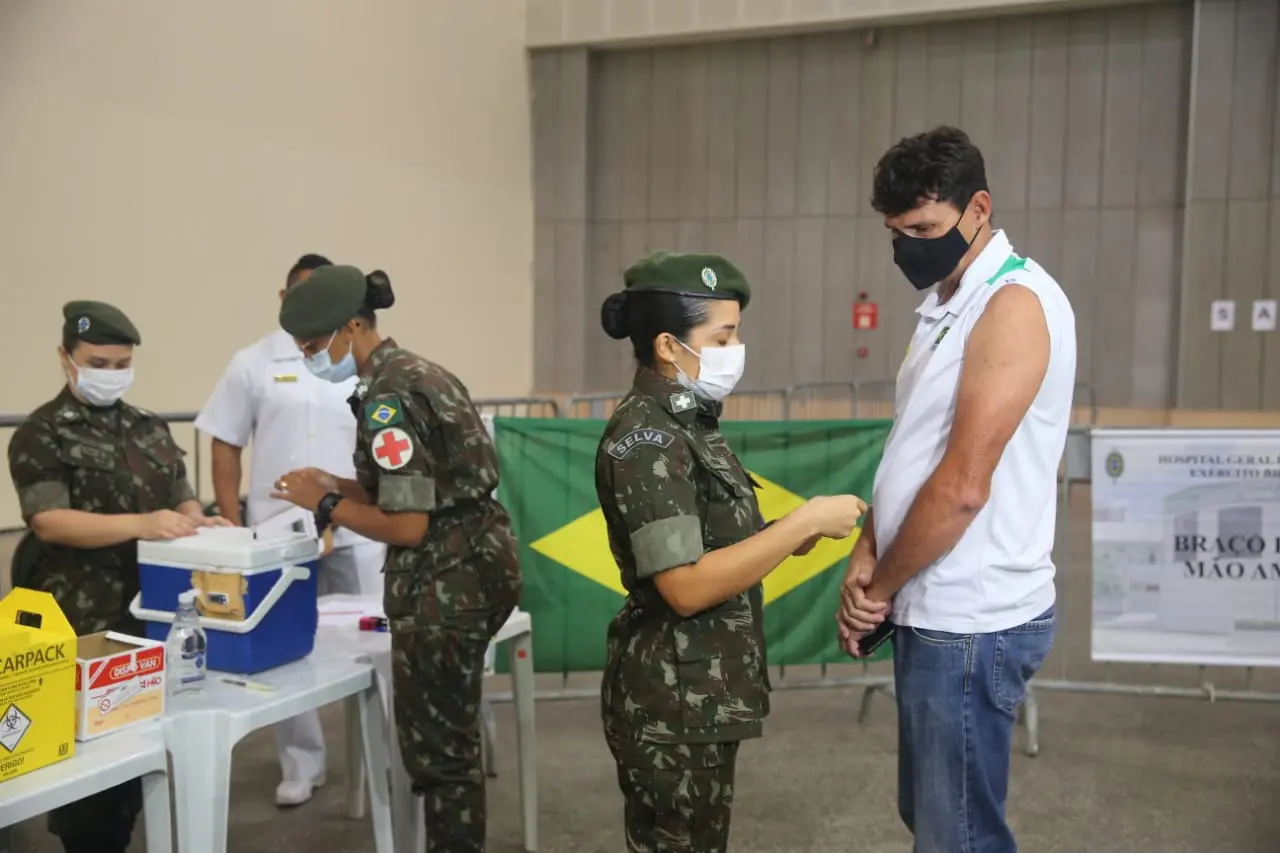 Atleta sendo vacinado no Centro de Eventos