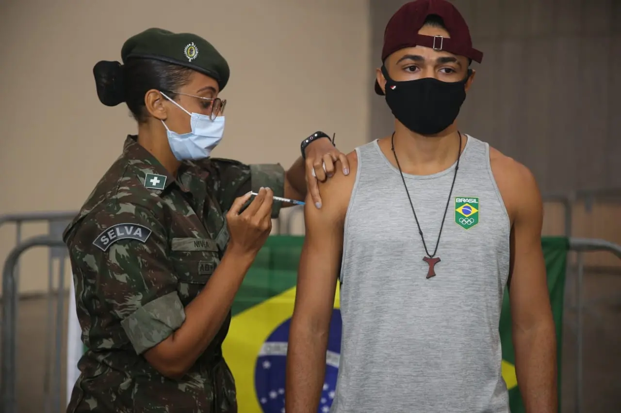 Atleta sendo vacinado no Centro de Eventos