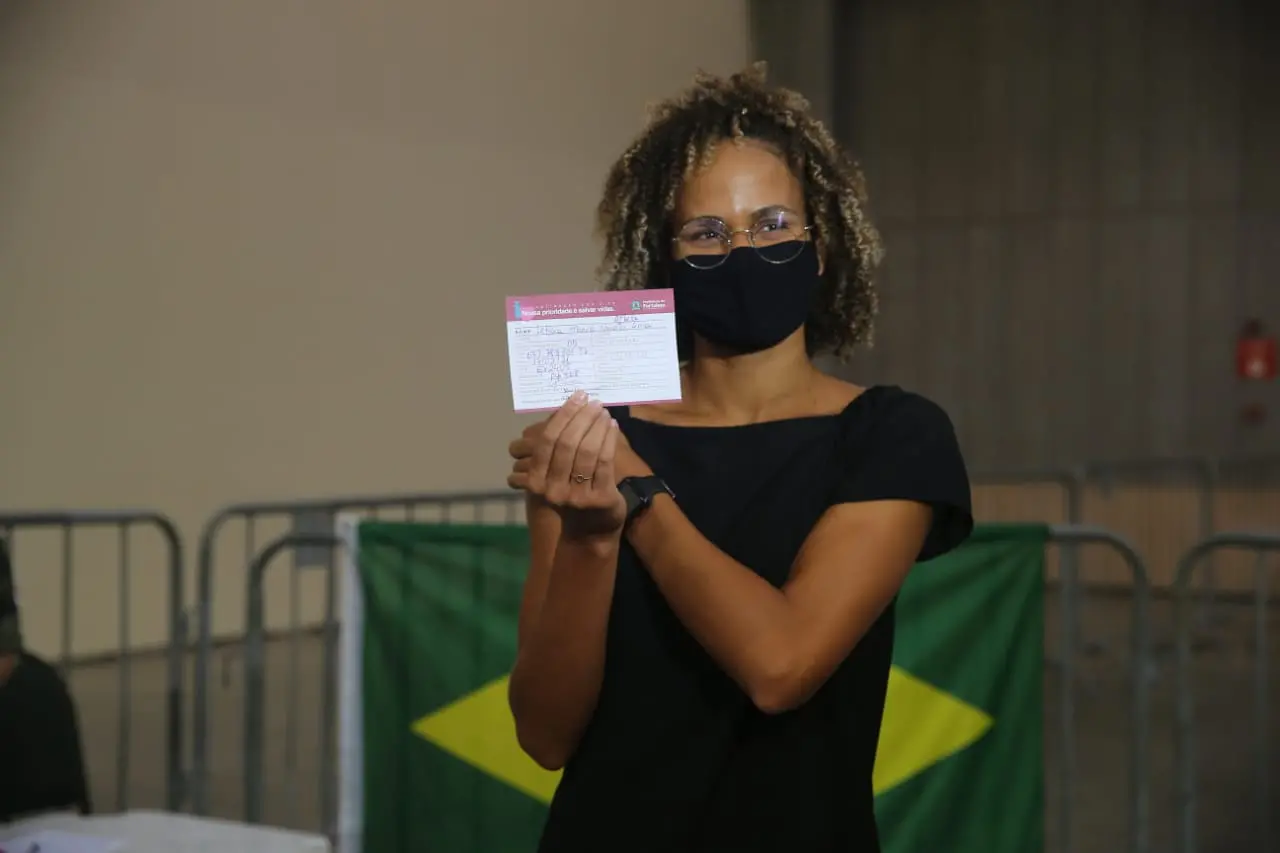 Atleta sendo vacinado no Centro de Eventos