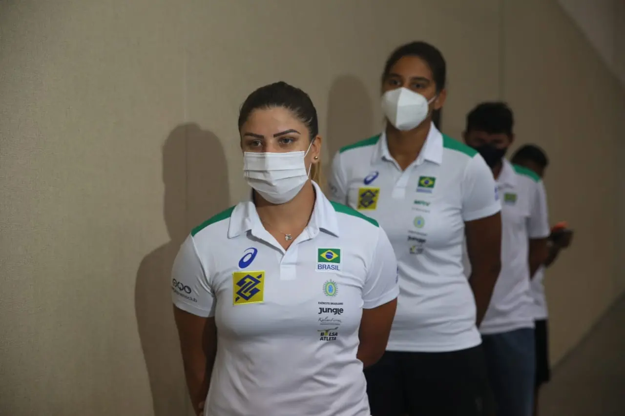 Atleta sendo vacinado no Centro de Eventos