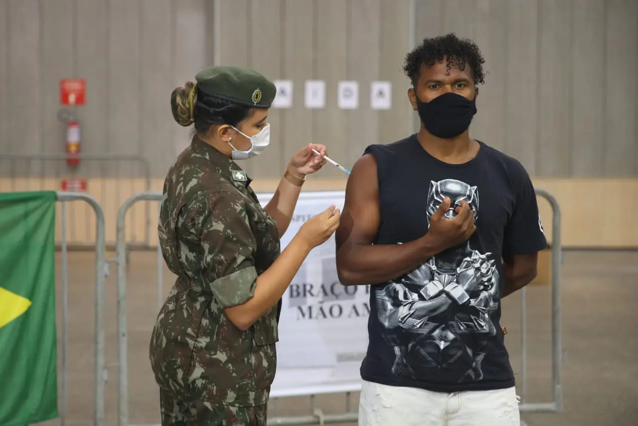 Atleta sendo vacinado no Centro de Eventos