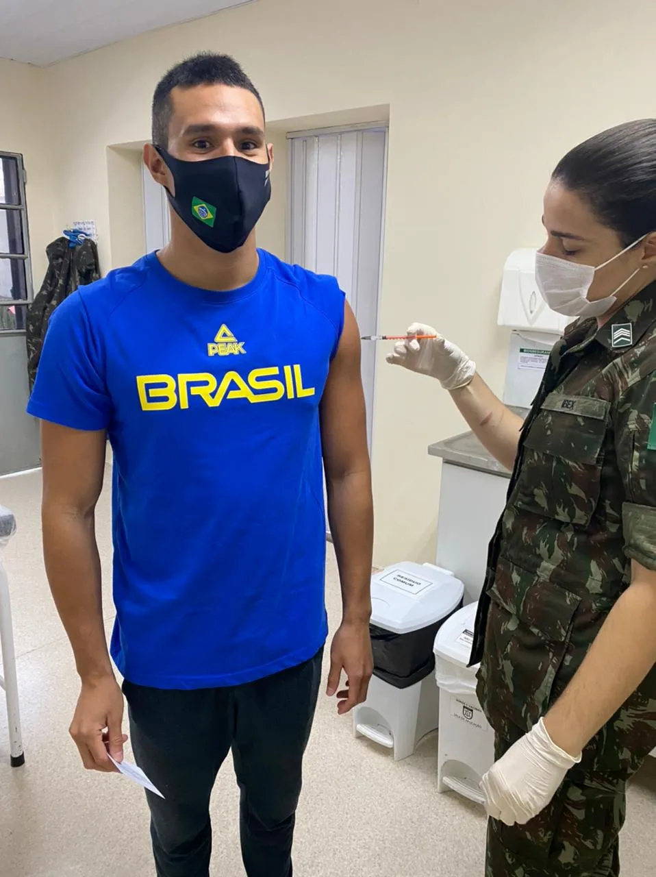 Luiz Altamir, da natação, foi vacinado nesta segunda-feira (17) no Rio de Janeiro