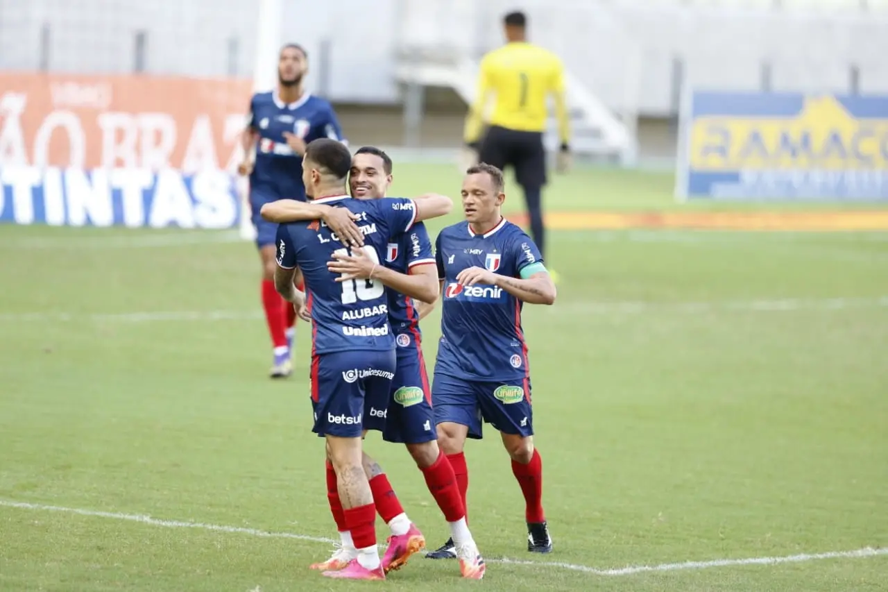 Atletas do Fortaleza comemoram gol