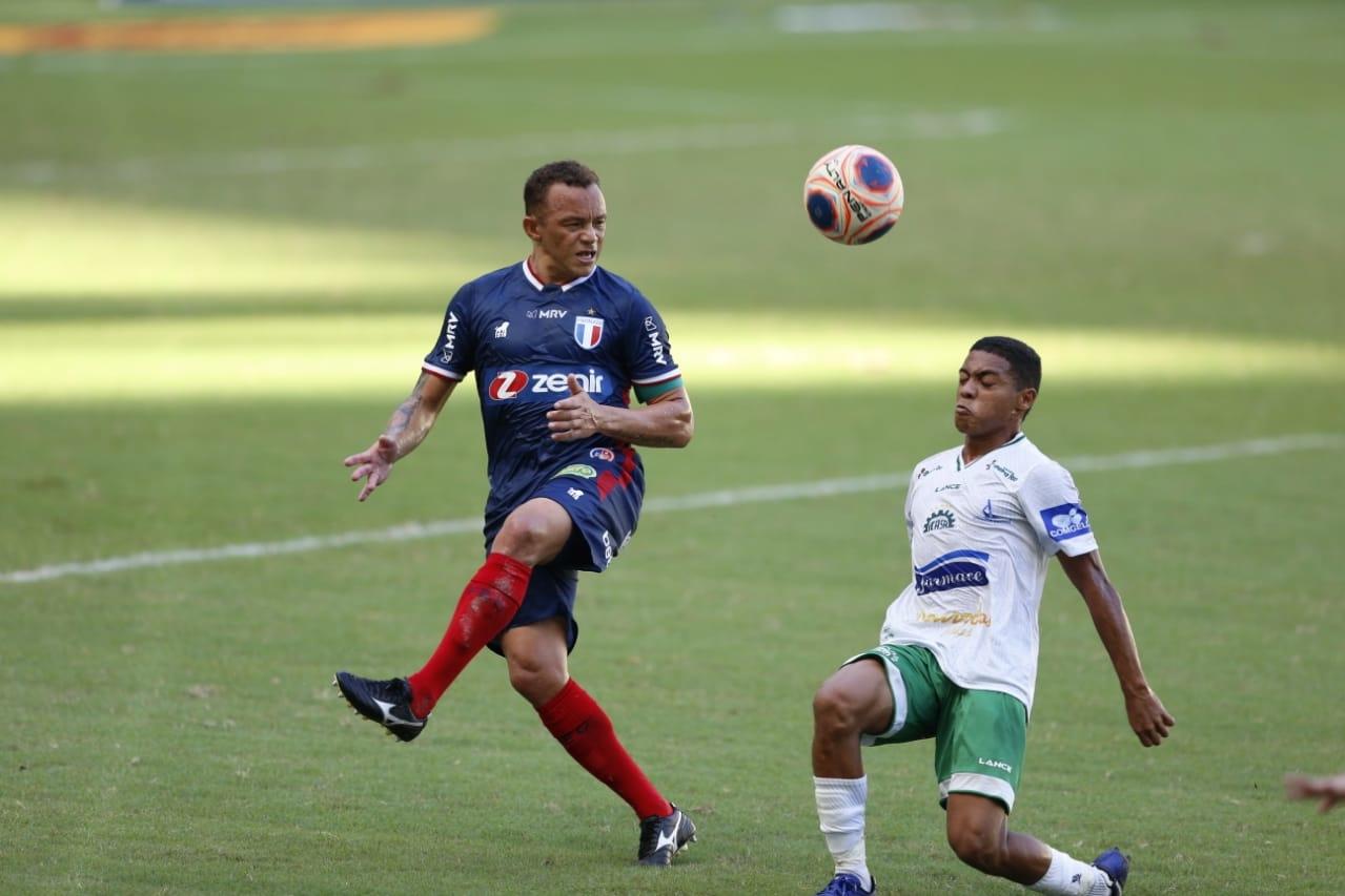 Atletas de Fortaleza e Icasa disputam bola