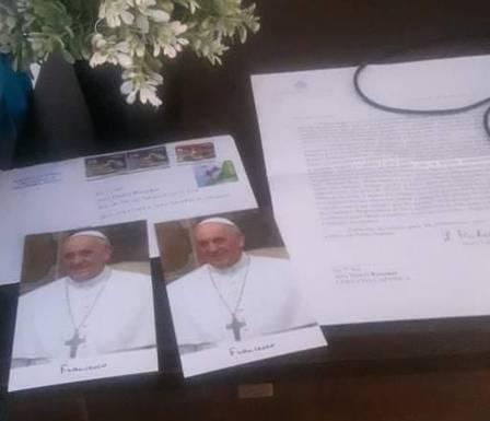 Carta recebida pelo papa Franscisco com duas imagens do pontífice ao lado