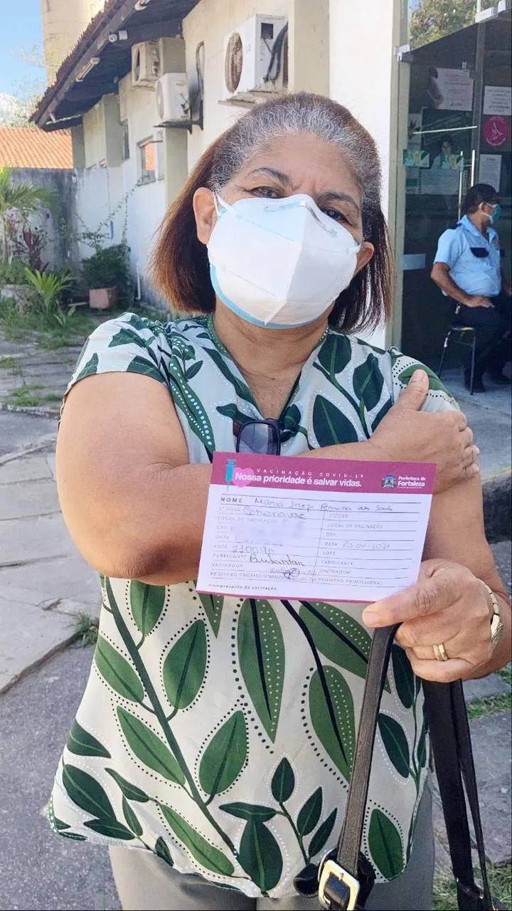 A professora da rede municipal Inez Ferreira após receber a primeira dose da CoronaVac.