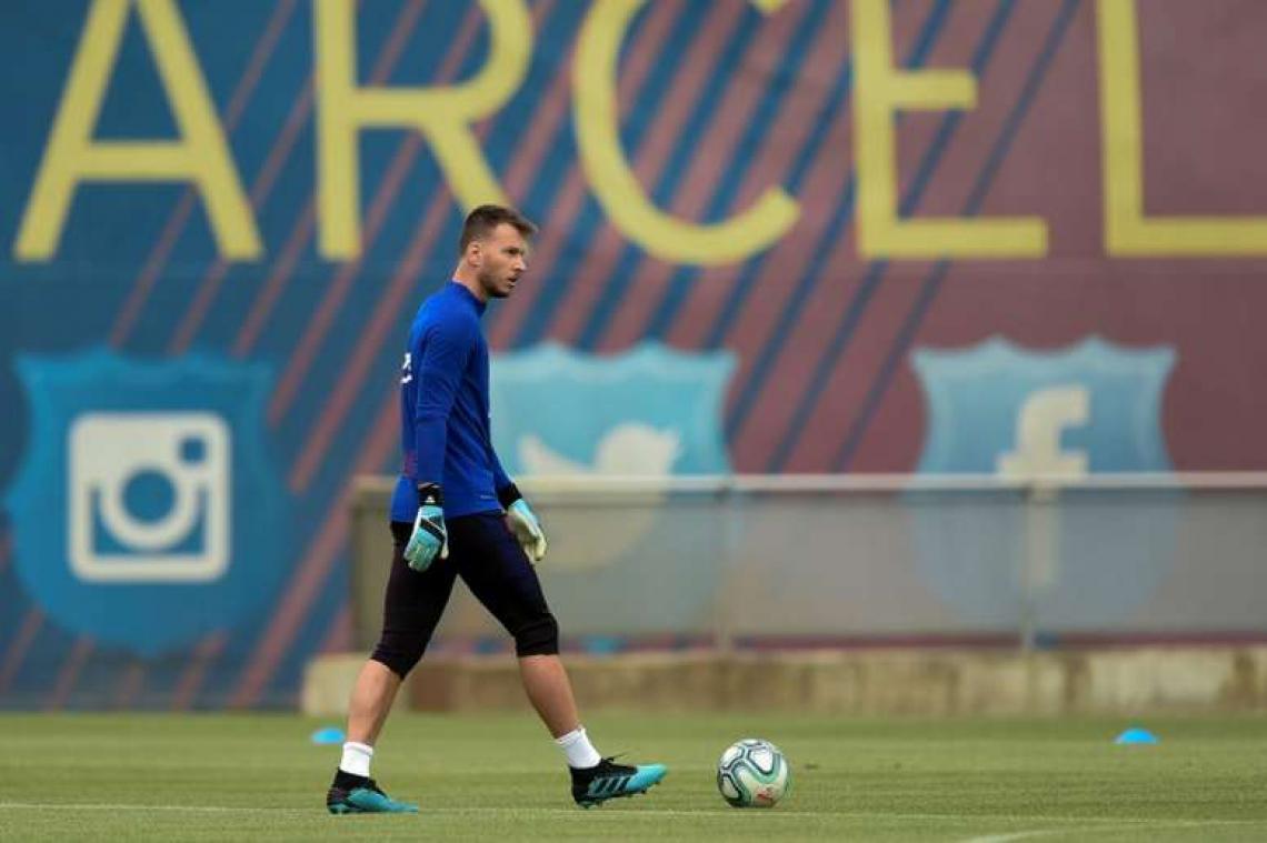 Neto caminha com a bola em treino no Barcelona