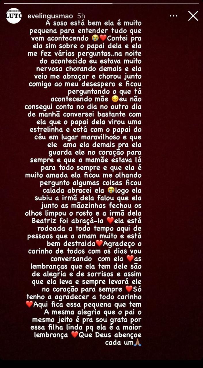 Captura de tela de postagem da ex-namorada de MC Kevin, Evelin Gusmão, falando que contou da morte do pai para a filha