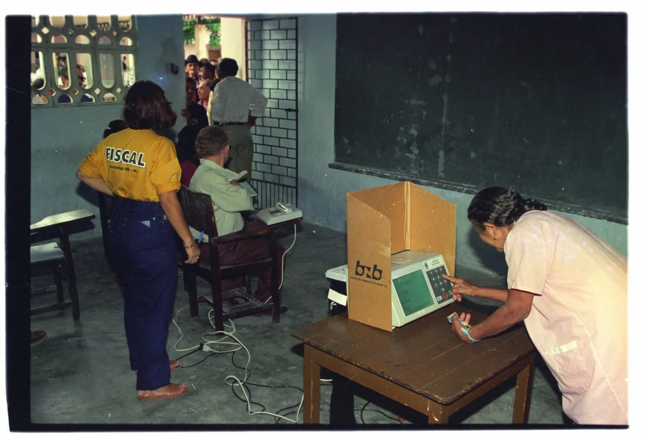 A urna eletrônica foi utilizada pela primeira vez no Brasil nas eleições de 1996