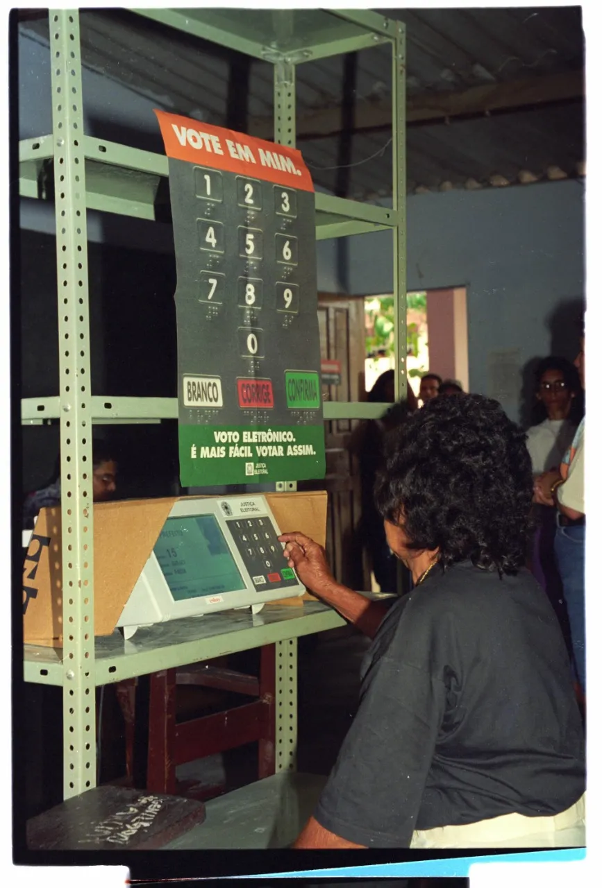 A primeira eleição com urna eletrônica gerou expectativa, mas também demora na adaptação