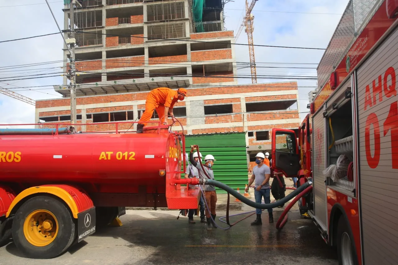 Tanque utilizado para debelas as chamas comporta 15 miltros de água