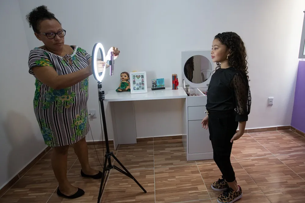 Feito Maria Júlya, Valentina também recorre à mãe, Delzimar Santana, para gravar as produções
