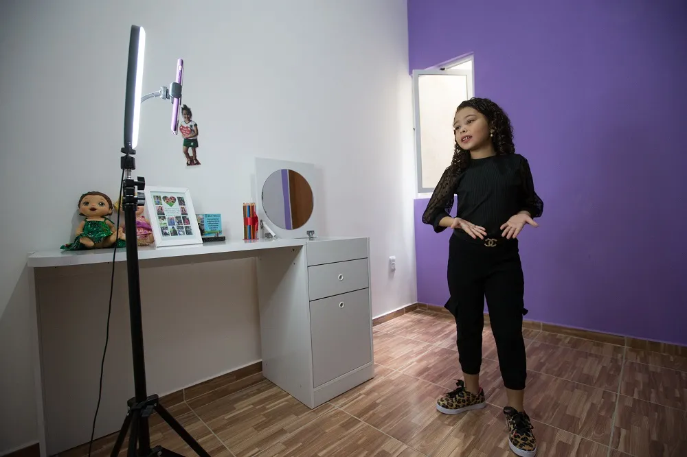 “Faz bem para o corpo, para a alma e para a saúde também”, comenta Valentina Santana sobre os movimentos da dança e do teatro