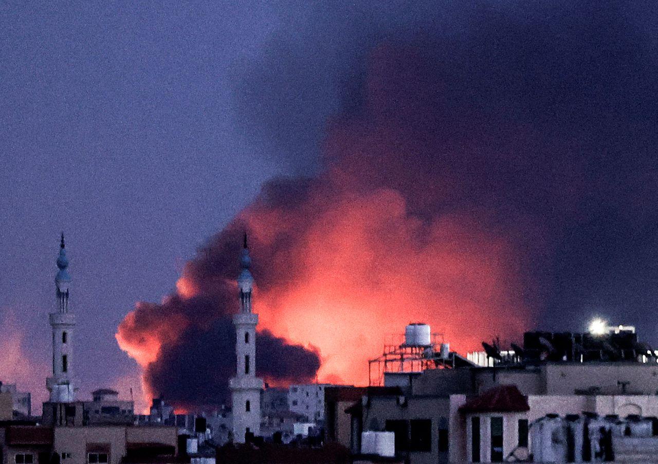 fumaça rosa no céu de gaza após ataque aéreo