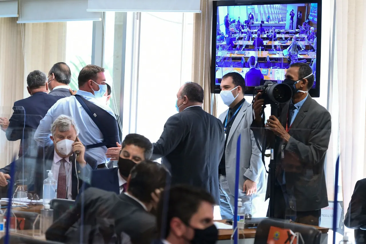 Após bate boca entre governistas e Oposição, depoimento de Pazuello foi interrompido pelo presidente da CPI