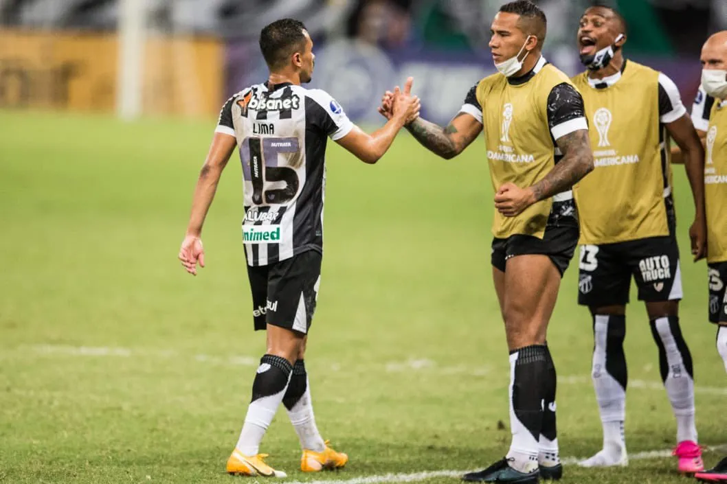 Após gol marcado, Lima é cumprimentado por banco de reserva do Ceará
