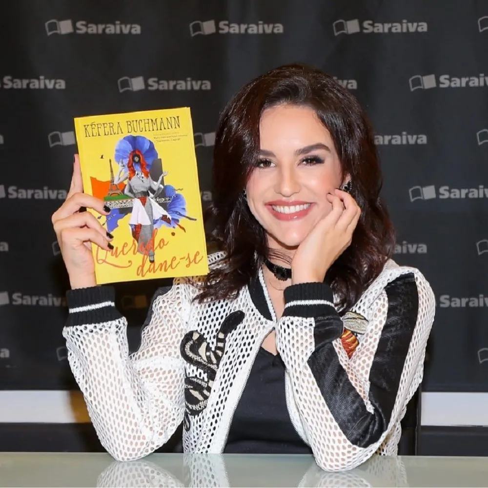 A youtuber e influenciadora digital Kéfera Buchmann com seu livro, “Querido dane-se”: sucesso editorial