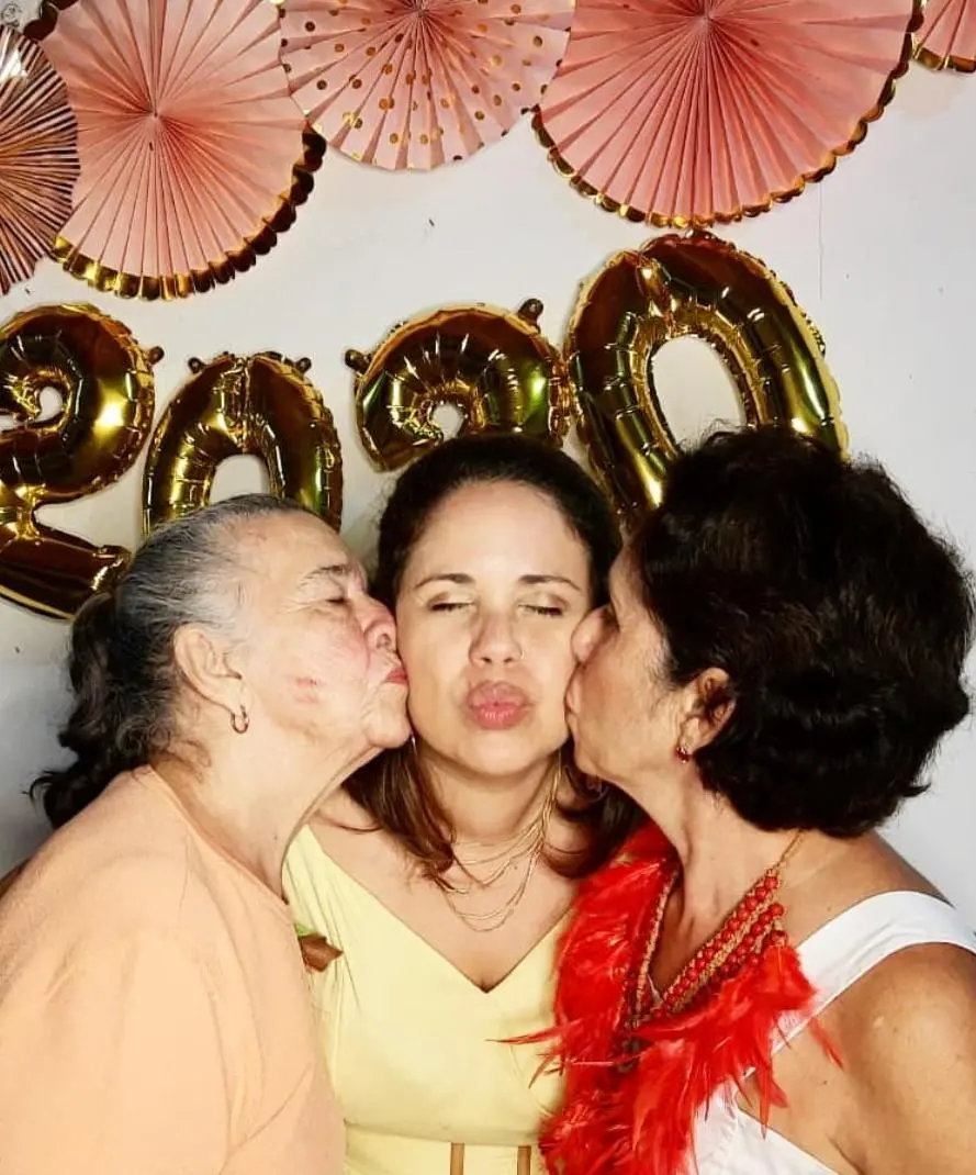 Depois de ter a mãe e avó imunizadas, Mariana já pôde abraça-las uma vez, com os cuidados necessários