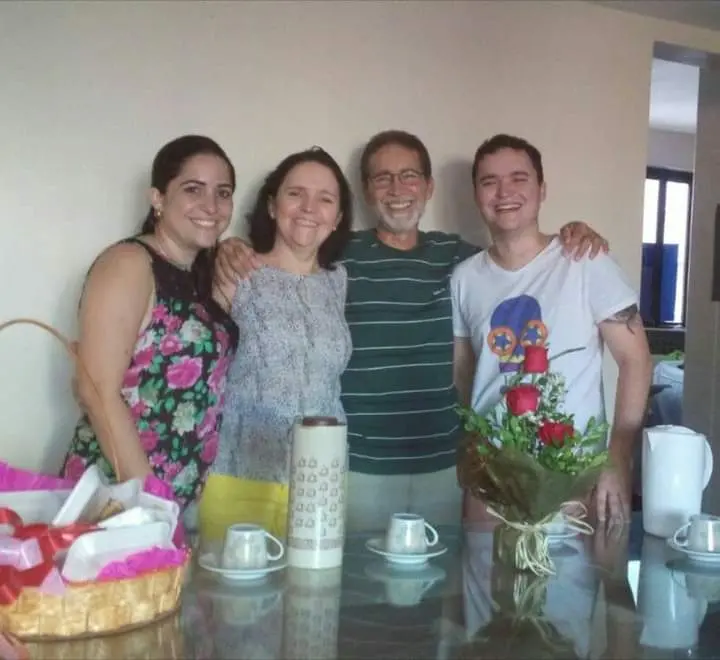 Moacir junto com os pais e a irmã, antes do período de pandemia da Covid-19
