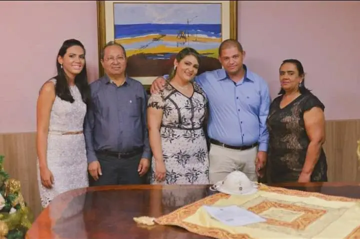 Rousianne com parte da família no dia do casamento, em 2015