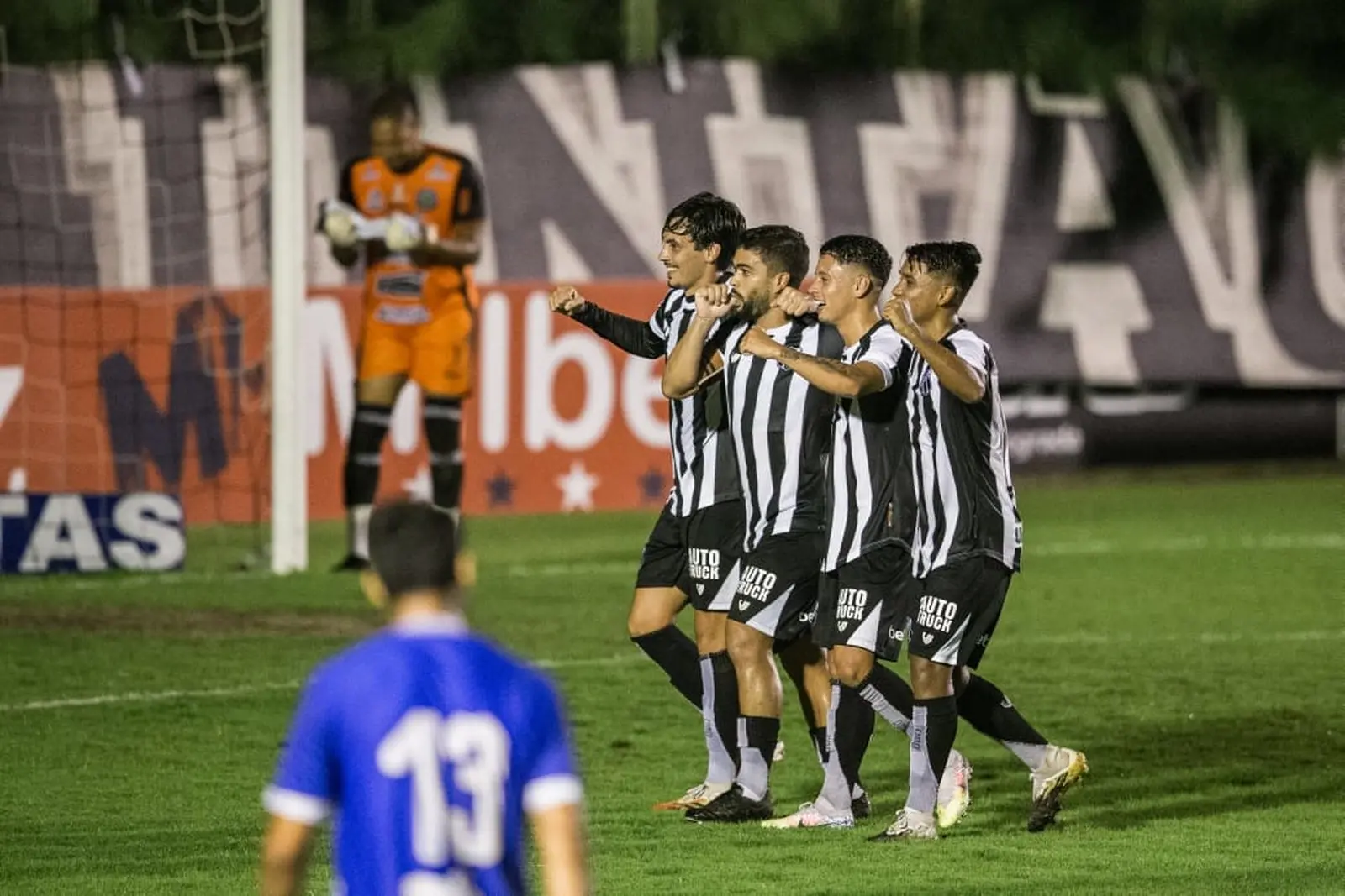 Elenco do Ceará comemora gol