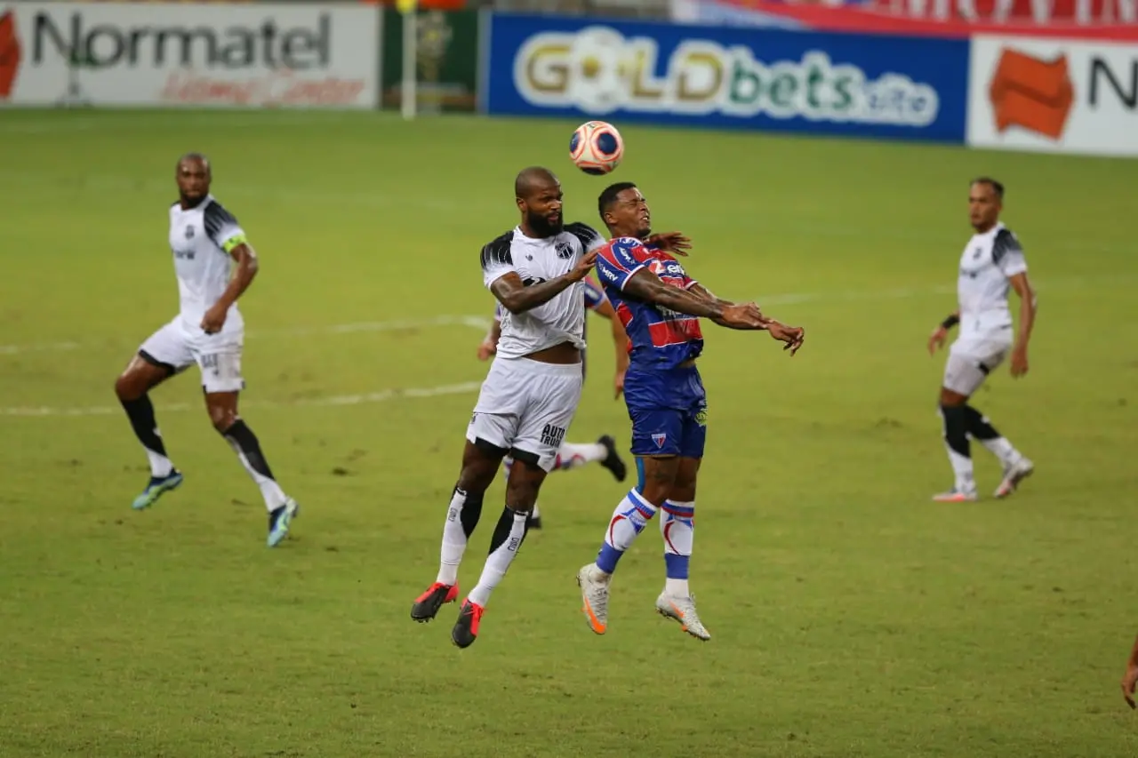 Atletas de Ceará e Fortaleza disputam bola