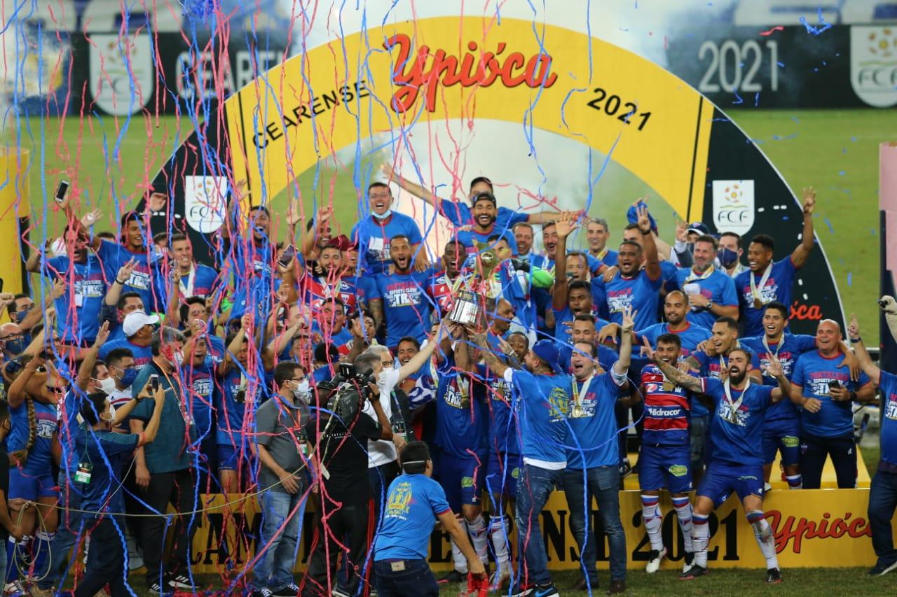 Elenco do Fortaleza comemora a conquista do título cearense de 2021