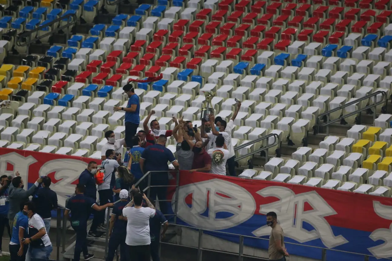 Elenco do Fortaleza comemora a conquista do título cearense de 2021