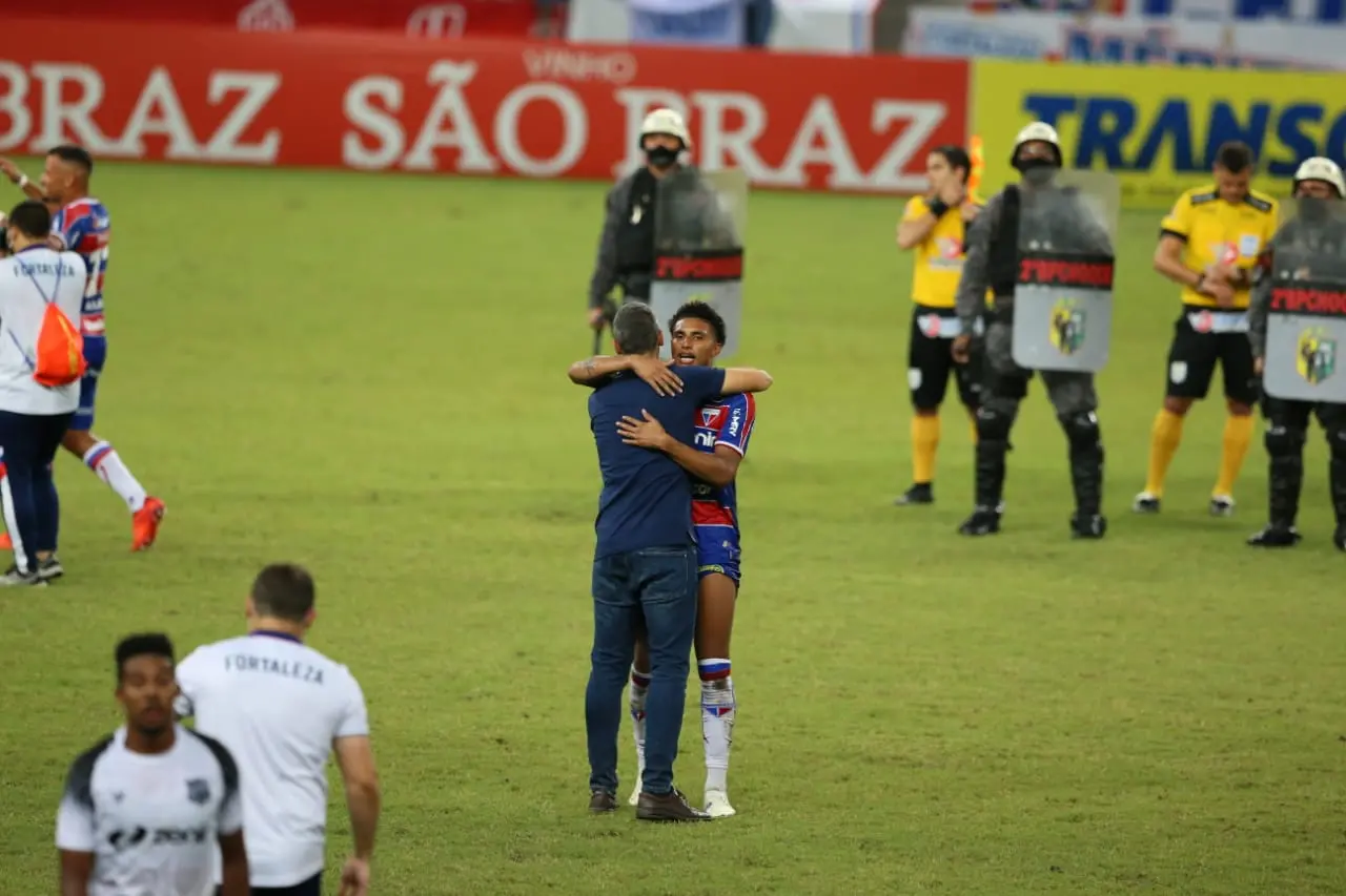 Elenco do Fortaleza comemora a conquista do título cearense de 2021