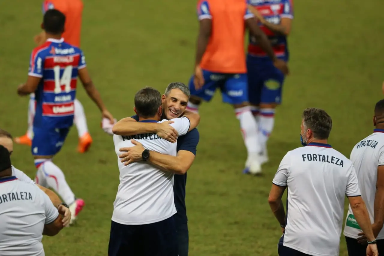 Elenco do Fortaleza comemora a conquista do título cearense de 2021