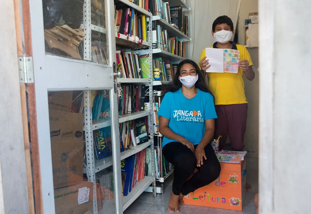 João Victor Arcanjo e Gleiciany Queiroz na biblioteca comunitária Sabiá, na Sabiaguaba: entre ideias e histórias