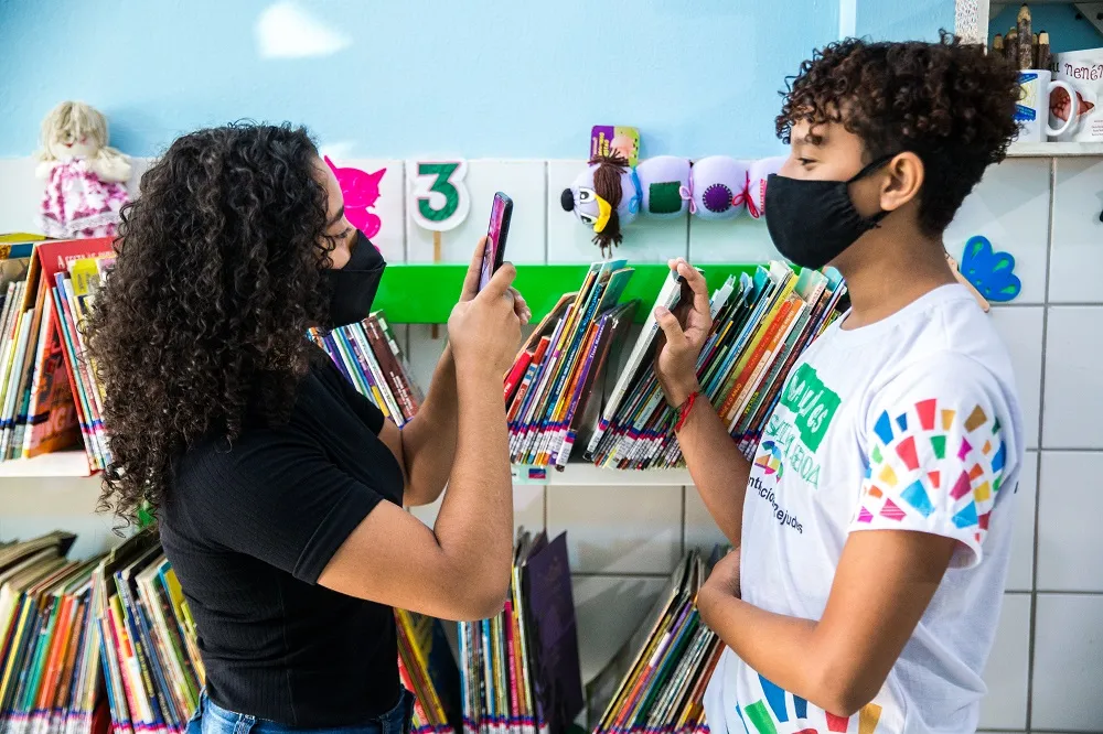 Elenilda Costa e João Carlos Caetano na biblioteca comunitária Sorriso da Criança: mediação com acessibilidade