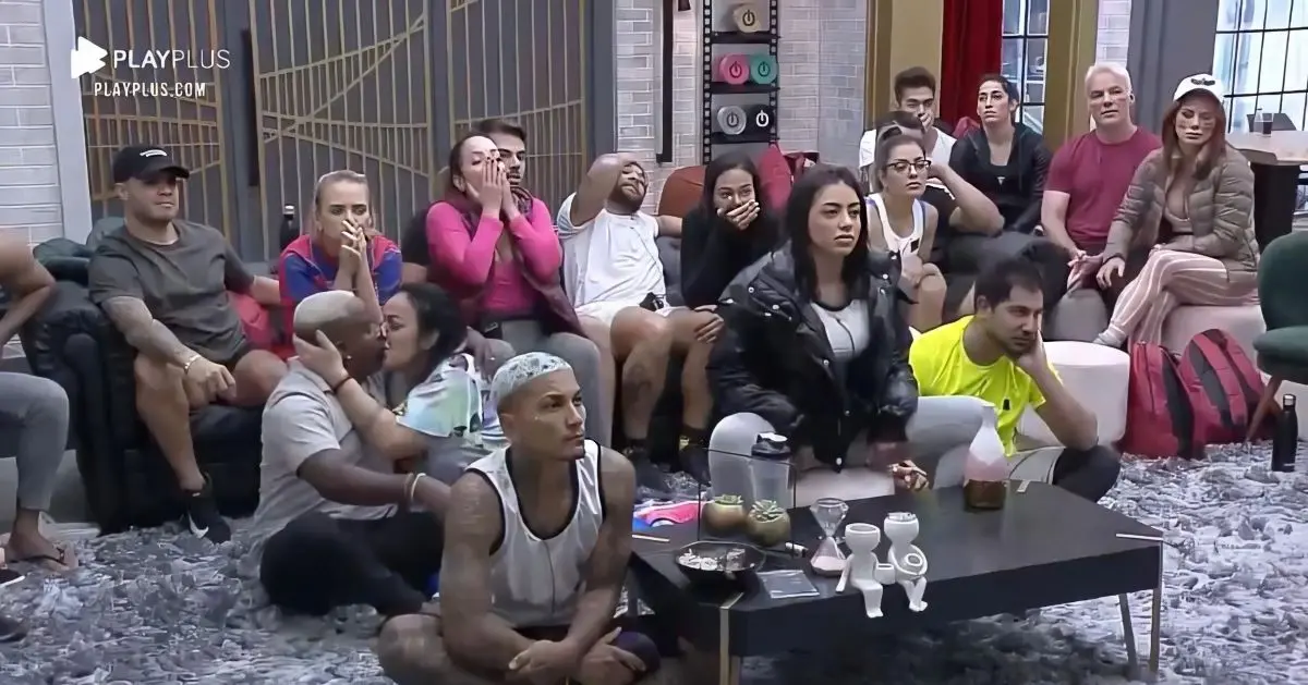 Casais do Power Couple Brasil reunidos na sala após a Prova dos Casais