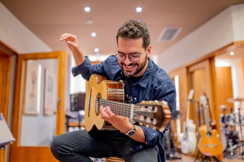 O músico Cainã Cavalcante na elaborada estrutura do Jasmin Studio para gravação do álbum