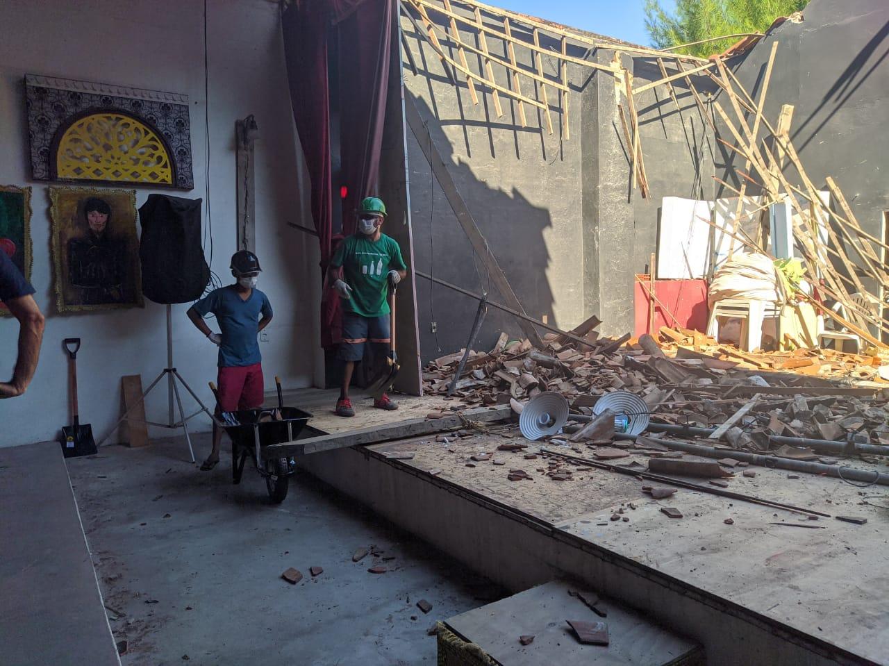 trabalhadores retirando escombros do desabamento do teatro da praia