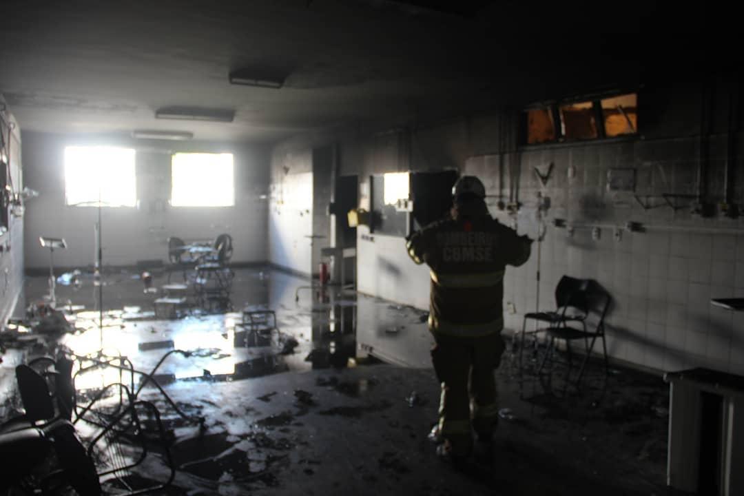 Bombeiro atua em Hospital Municipal Zona Norte Doutor Nestor Piva, em Aracaju, Sergipe, após incêndio