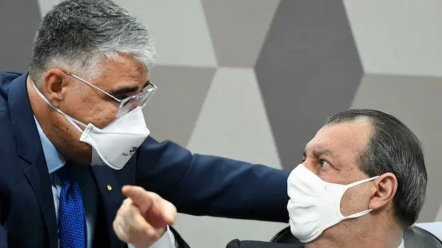 Senadores Eduardo Girão e Omar Aziz conversam durante a CPI da Pandemia