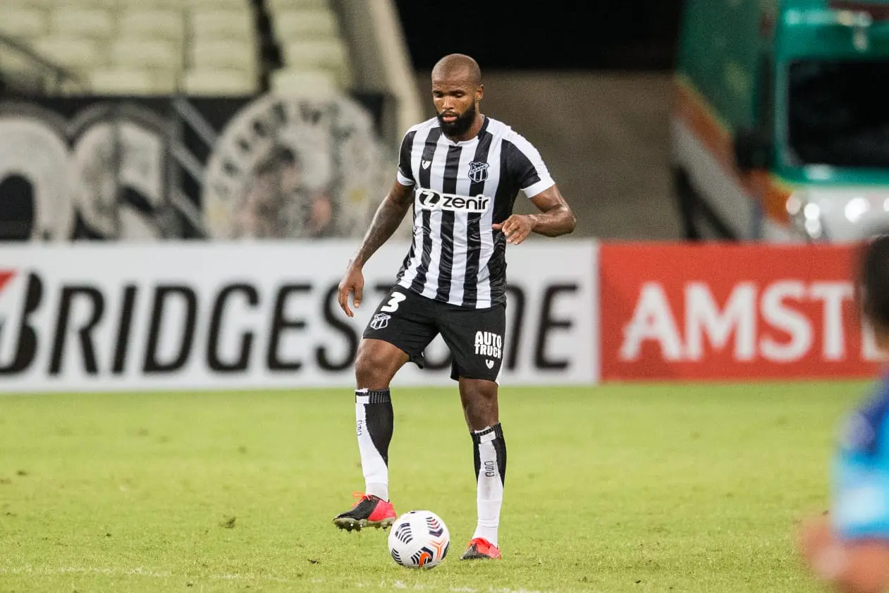 Zagueiro Messias do Ceará com a bola dominada em jogo