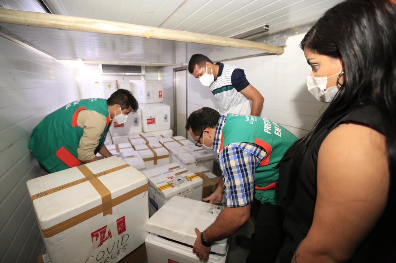 Vacinas para profissionais da educação sendo transportadas no Ceará