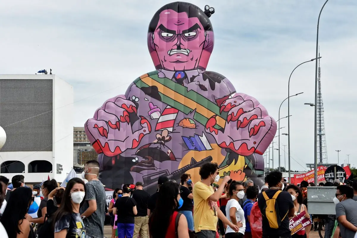 caricatura inflável de bolsonaro erguida durante protesto contra o presidente em Brasília