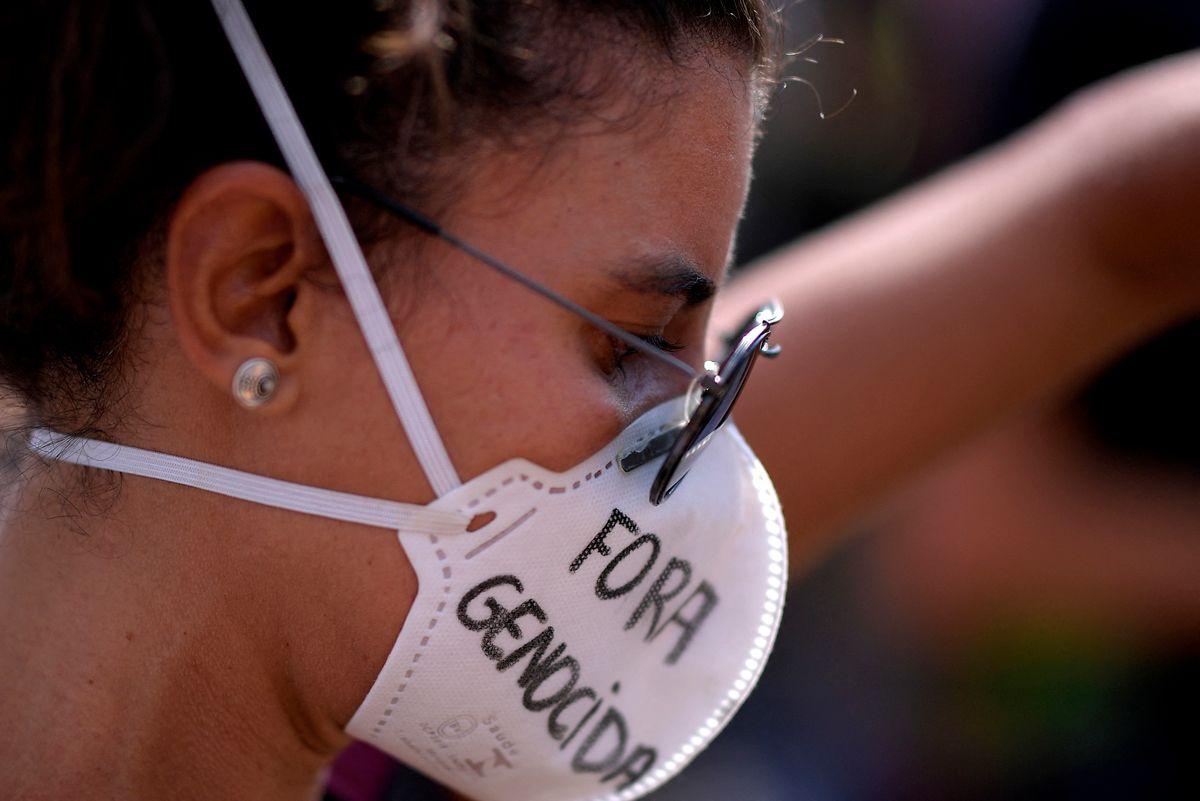 foto de manifestante usando máscara PFF2 marcada com a frase 