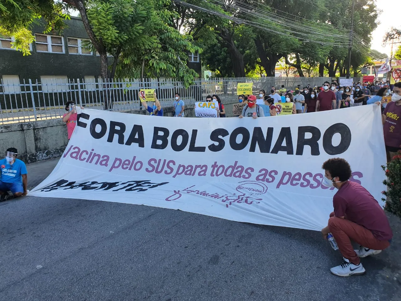 Manifestantes pediram mais vacinas contra a Covid-19 e estamparam faixas e cartazes com 