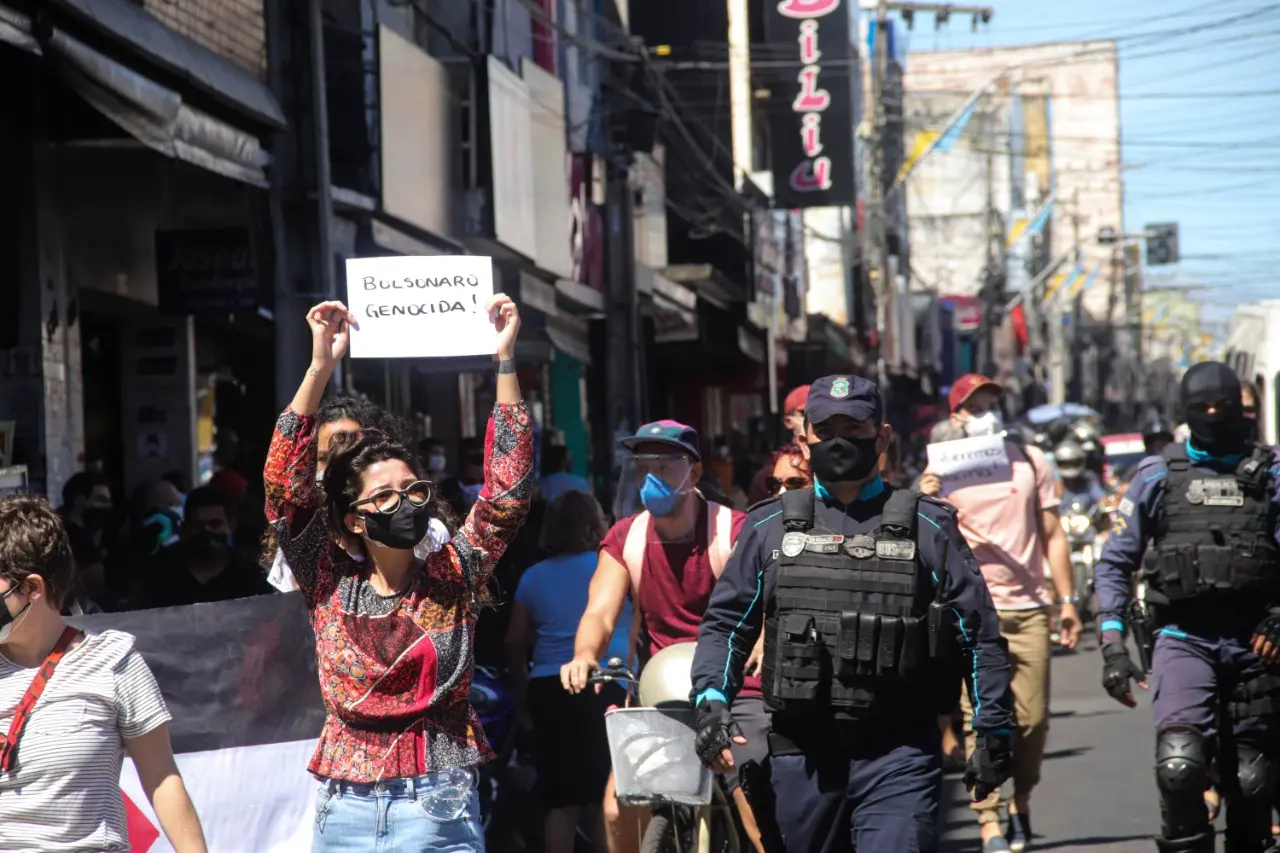 Manifestantes marchando em ruas de Juazeiro do Norte contra o presidente jair bolsonaro