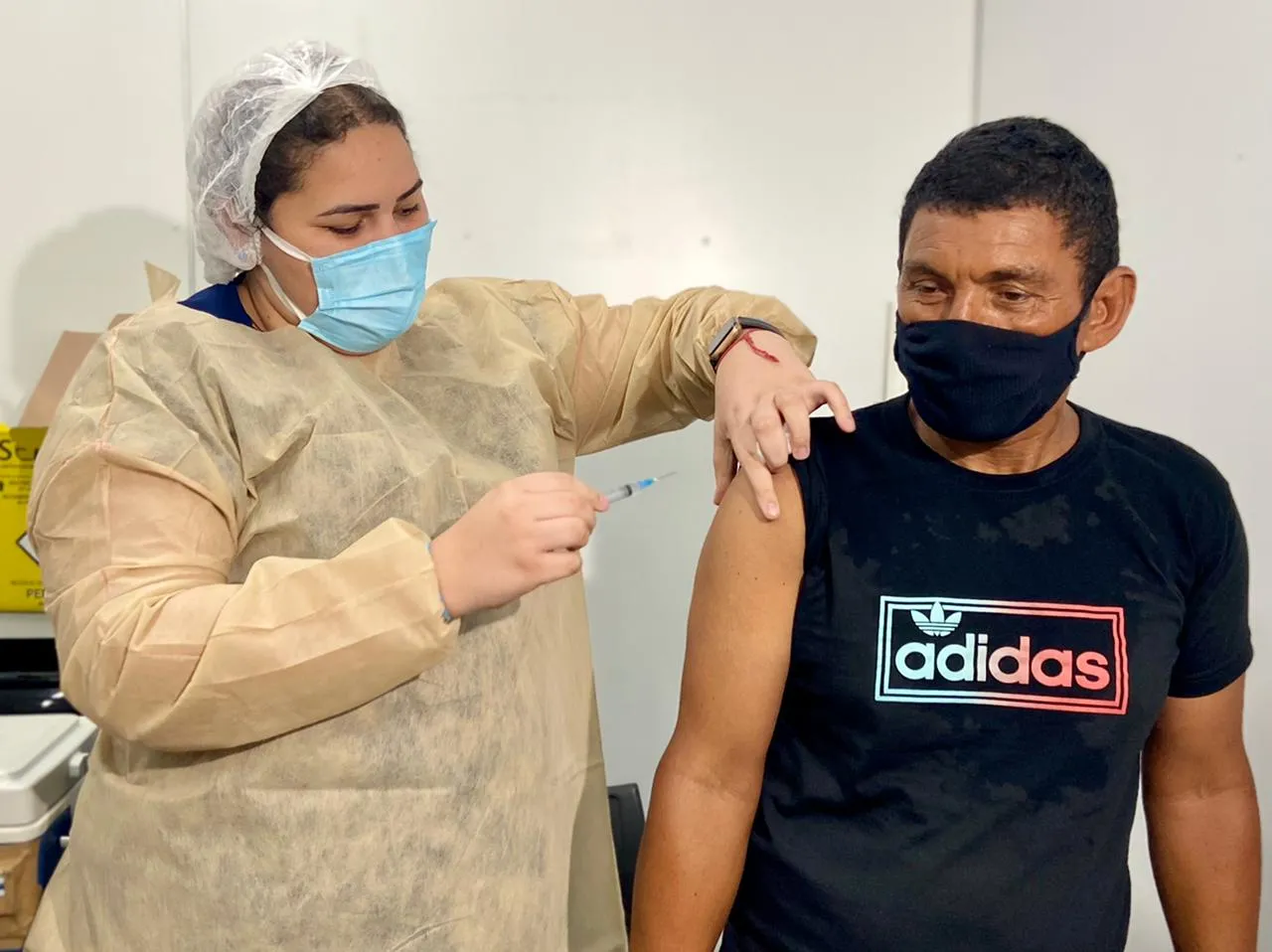 Gleidson Alves da Costa, em situação de rua há um ano, recebeu a primeira dose da vacina contra Covid-19