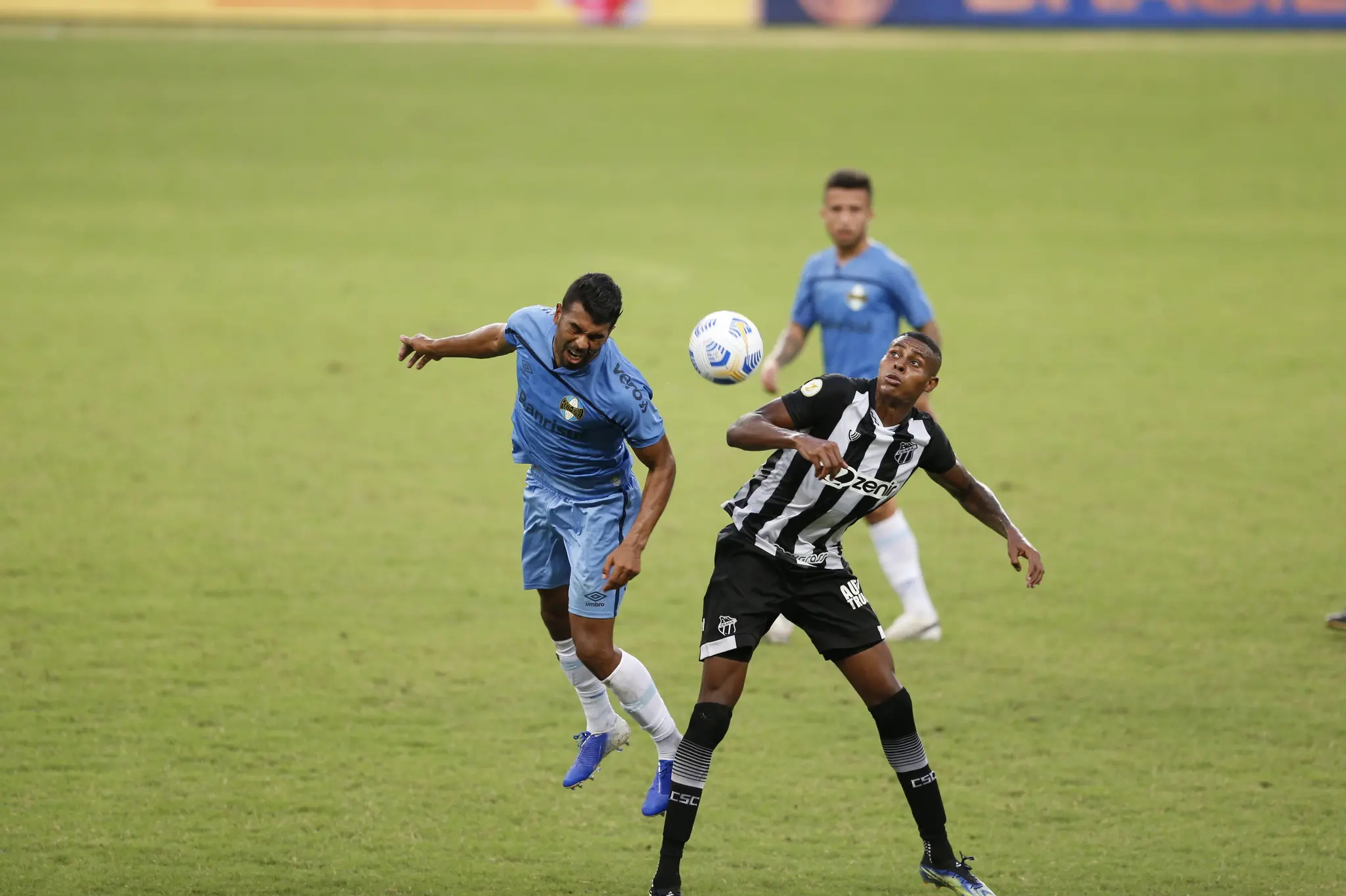 Cléber disputa bola com Thiago Santos do Grêmio