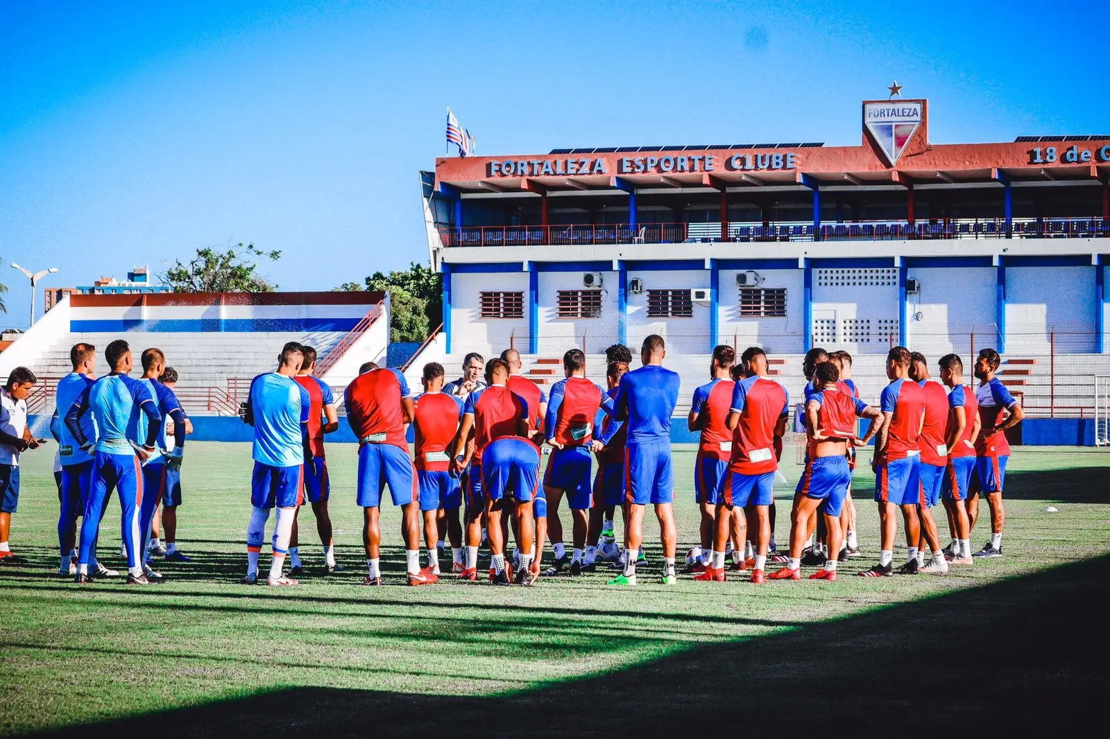 Elenco do Fortaleza reunido em treino