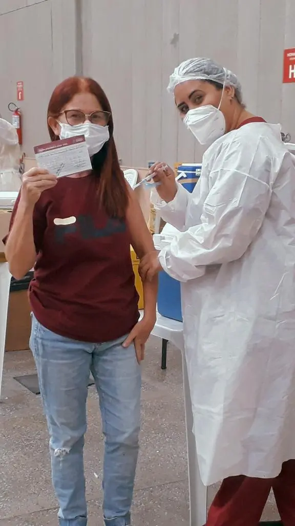 lia costa recebendo a vacina