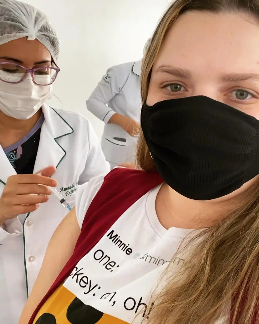 winy moraes recebendo a vacina