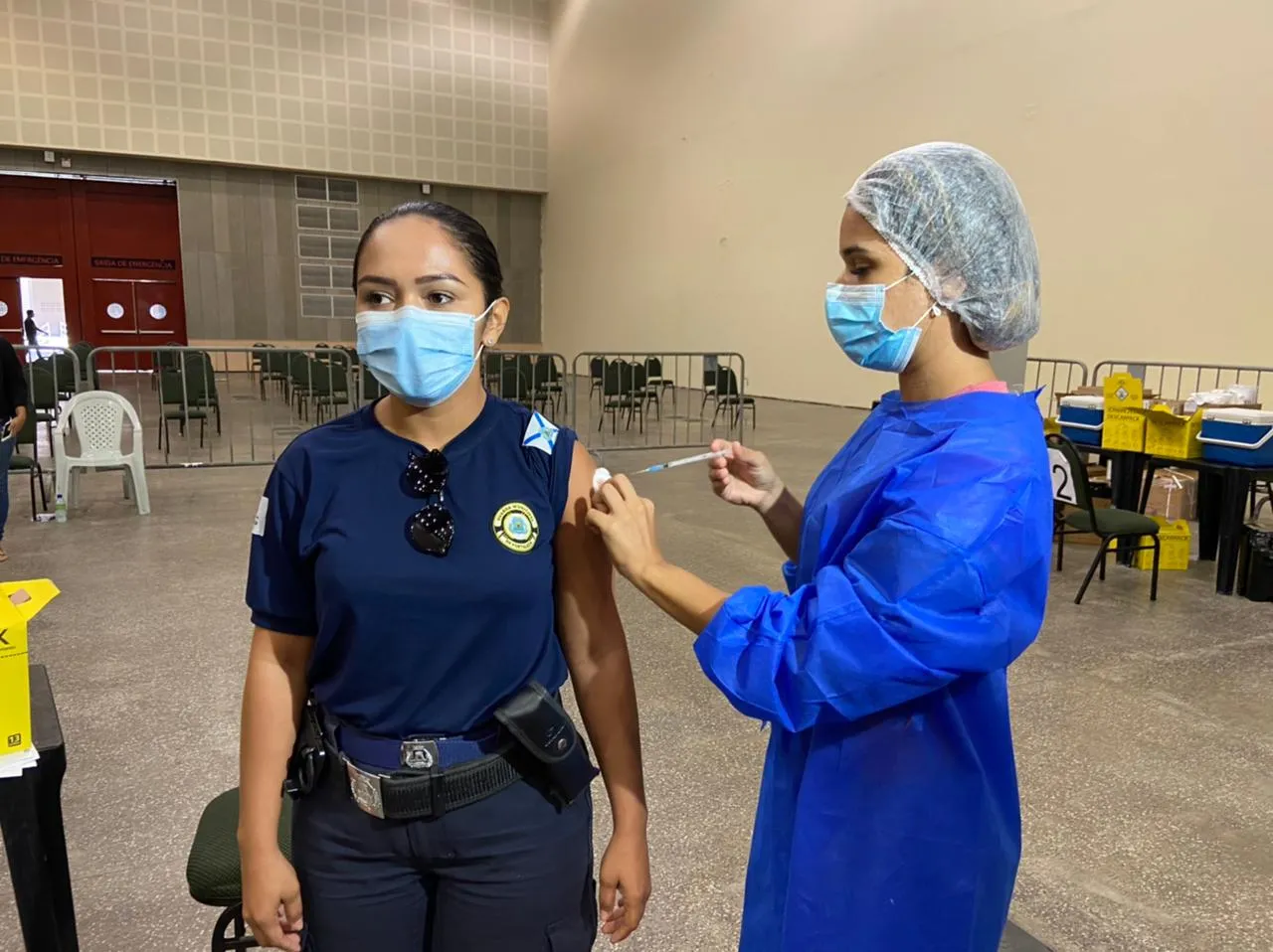 Ana Nídia recebendo dose do imunizante contra a Covid-19 no Centro de Eventos do Ceará